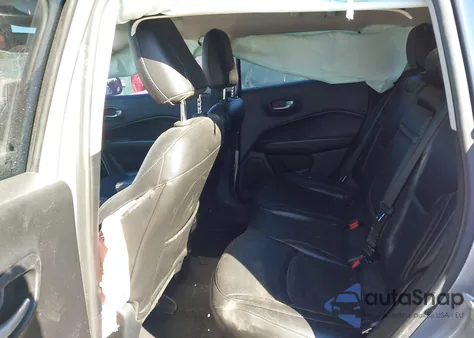 2019 Jeep Compass Limited 4X4 z USA, uszkodzony, nr VIN 3C4NJDCB6KT596244